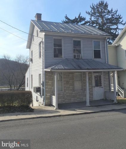 23 Market St, Eshcol, PA 17062-9572