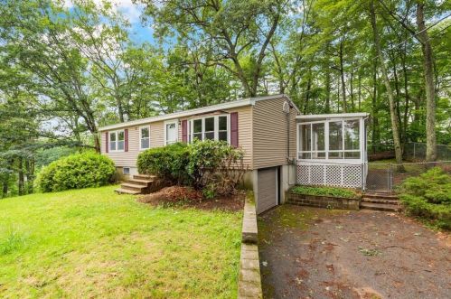 1 Nolet Ave, Salem NH  03079-1756 exterior