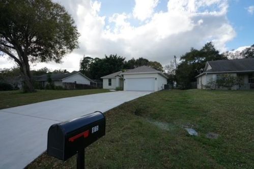 915 33rd Ave, Vero Beach, FL 32960-4090
