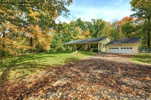 140 New Rd, Moosup, CT 06354-2013