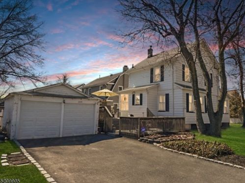 325 Thompson Ave, Roselle, NJ 07203-1558