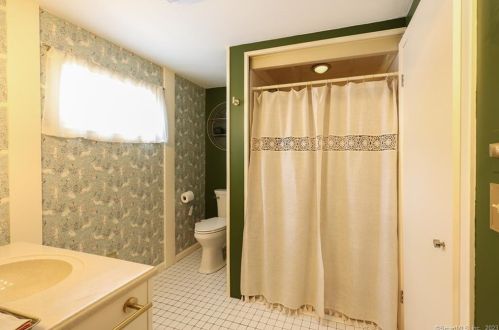 48 Lee Ave, Wallingford CT  06492-3610 exterior