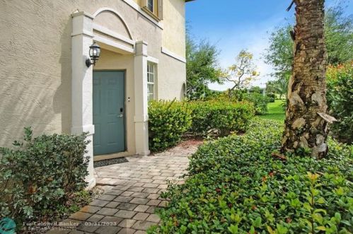 1 Largo Way, Boynton Beach, FL 33426-6593