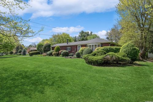 3 Mansfield Ln, Elwood, NY 11731-4132