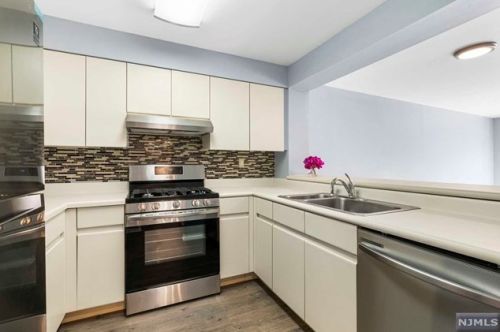 303 Hancock Ct, Edgewater NJ  07020-1604 exterior