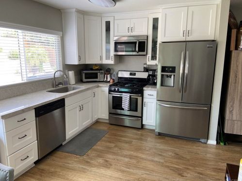 690 Melrose Pl, Vista, CA 92083-3422