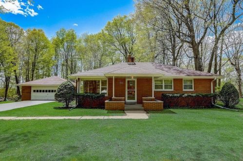 19531 Southview Ln, Waukesha, WI 53146-1348