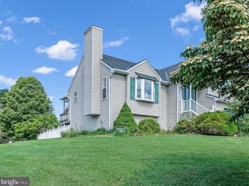 318 Pine Valley Dr, Cross Roads, PA 17322-9217