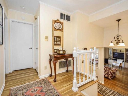 903 Gloucester Ct, Westbury NY  11590-5301 exterior