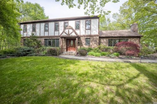 6 Chestnut Ridge Rd, Poughkeepsie, NY 12603-6503