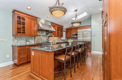 215 Locust Rd, Pleasantville NY  10570-3723 exterior