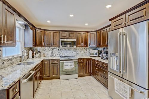 95 Midway St, Babylon NY  11702-4311 exterior