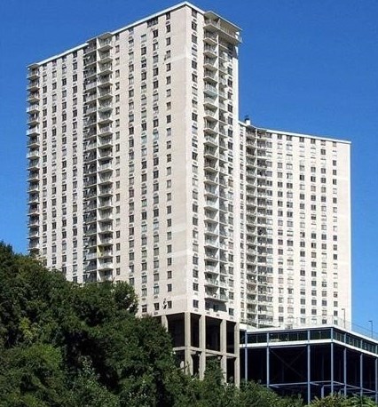 100 Manhattan Ave, Union City NJ  07087-5240 exterior