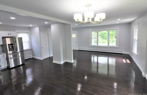 579 Cooke St, Waterbury CT  06710-1424 exterior