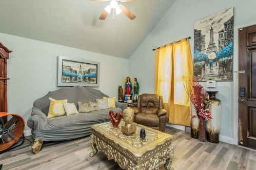 3303 Prairie Ave, Fort Worth, TX 76106-3623