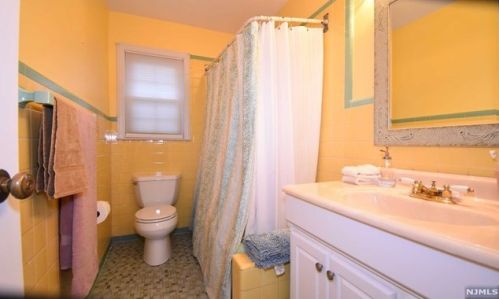 26 Elmwood Ter, Elmwood Park NJ  07407-1729 exterior