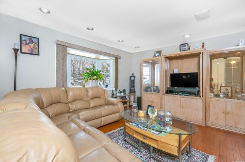 36 Nathalie Ave, Amityville, NY 11701-1810