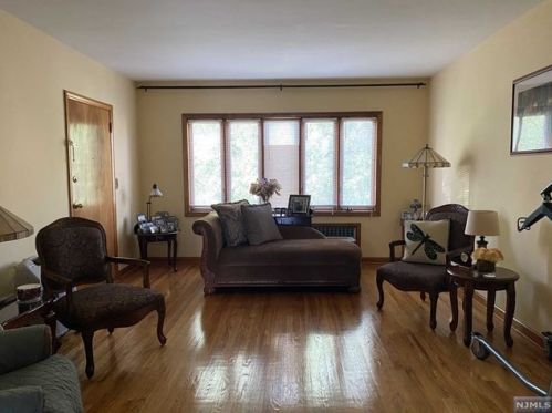 210 Desoto Pl, Cliffside Park, NJ 07010-1008