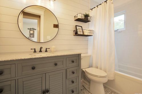 429 Hillside Ave, West Sayville NY  11796-1205 exterior