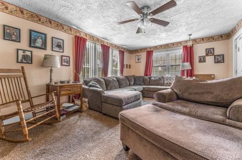 2749 Tamarack Dr, Hermitage, PA 16150-8546