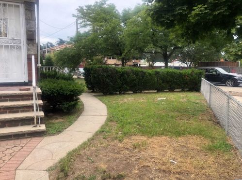88-04 Spritz Rd, Jamaica, NY 11417-2717