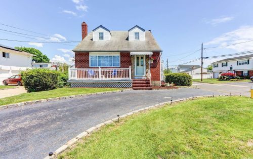1745 Quentin St, Babylon, NY 11704-7031