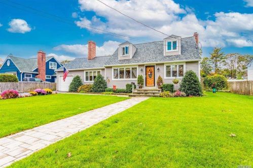 305 2nd Ave, Elwood, NY 11731-3512