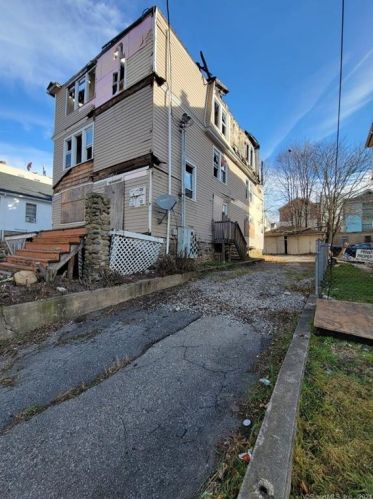 38 Young St, Waterbury, CT 06704-4149