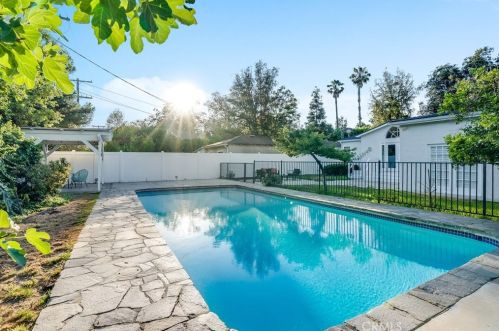 11814 Hesby St, North Hollywood CA  91607-3218 exterior