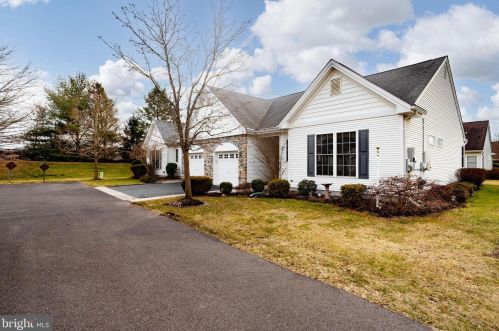 47 Meadowlark Dr, Trenton, NJ 08690-3554