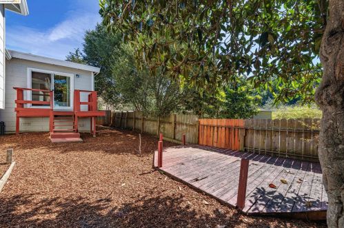 8437 Golf Links Rd, Oakland CA  94605-4118 exterior