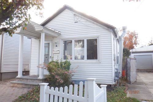 118 Barwick St, Floral Park NY  11001-1313 exterior