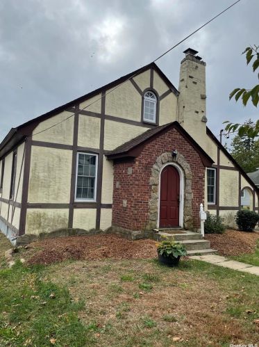 15 1st Ave, Central Islip, NY 11722-3009