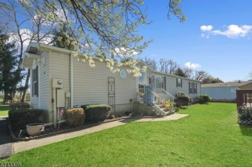 8 Edelweiss Way, Belvidere, NJ 07823-2917