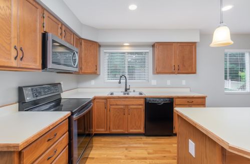 8424 Woodcreek Dr, Florence KY  41042-8261 exterior