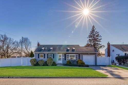 804 Indiana Ave, North Lindenhurst, NY 11757-2912