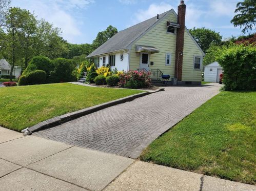 7 Northcote Rd, Westbury, NY 11590-1503