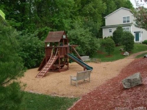 2304 Eaton Ct, Danbury CT  06811-4064 exterior