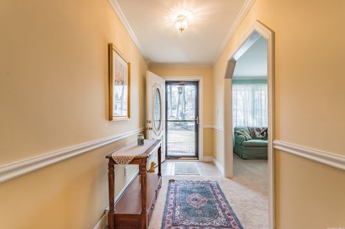 9 Oakwood Ave, Miller Place, NY 11764-2319