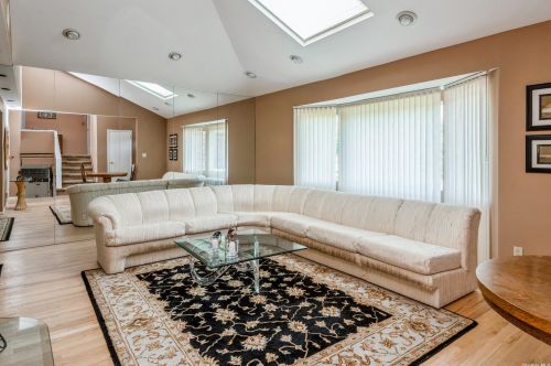 986 Mark Dr, North Bellmore, NY 11710-1720