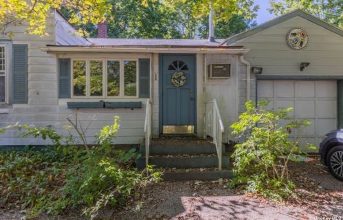 170 Wading River Rd, Center Moriches, NY 11934-1107