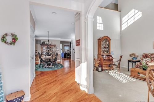 10 Laurel Rdg, Beacon Falls, CT 06403-1483