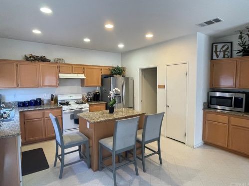 13691 Breckenridge Ln, Victorville, CA 92392-8925