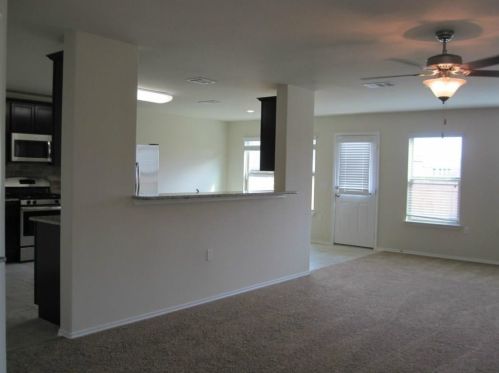 6909 Crestone Rd, Austin TX  78744-1790 exterior