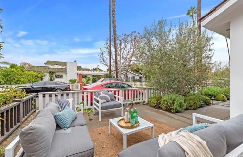 2671 Crestview Dr, Newport Beach, CA 92663-5626