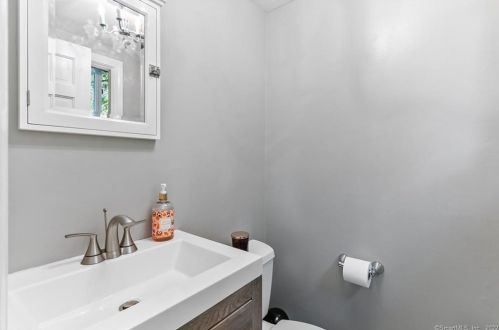 24 Clover St, Middletown CT  06457-5219 exterior