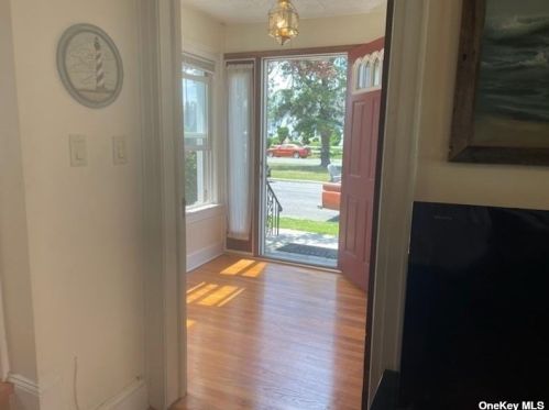 10 Maple Dr, North Lindenhurst NY  11757-1308 exterior