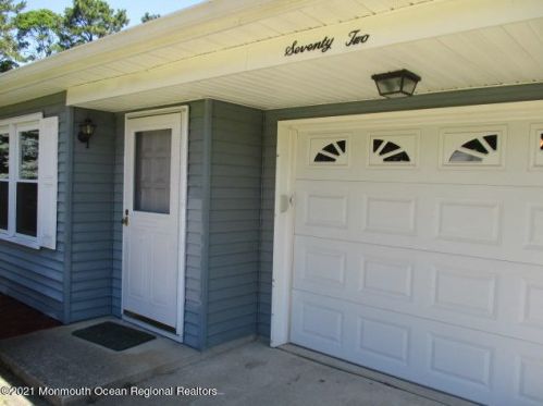 72 Meadowbrook Rd, Bricktown, NJ 08723-7851