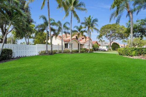 18126 61st Pl, Hialeah FL  33015-5601 exterior