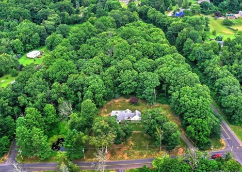289 Village St, Northford, CT 06472-1301